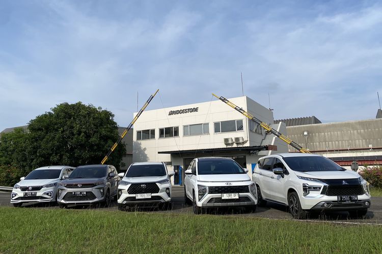 BYD Atto 1 vs Toyota Innova: Pertarungan Mobil Terlaris November 2025