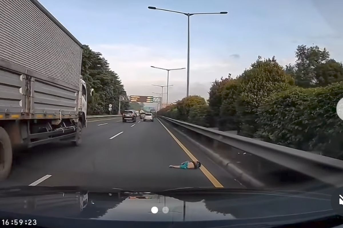 Anak Kecil Jatuh dari Bus di Tol JORR, Tiba-tiba Terlempar Keluar