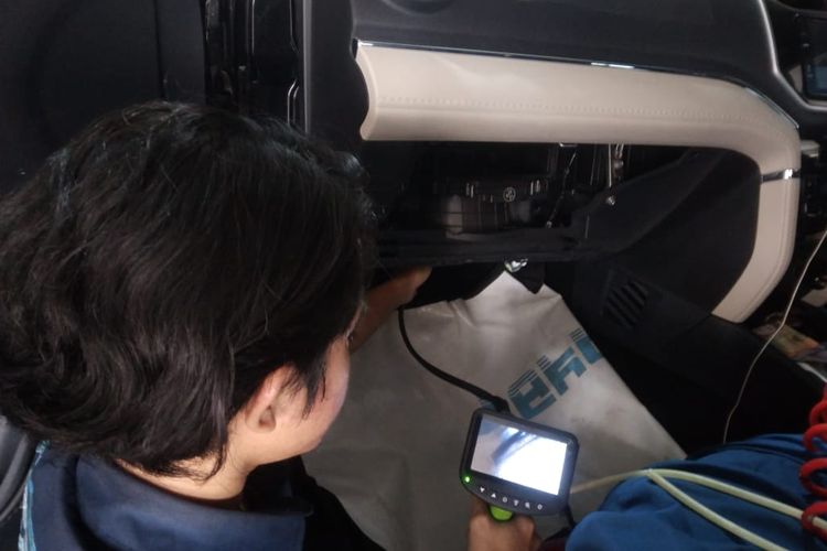 Cara Mudah Cek Kondisi AC Mobil Pakai Endoskopi