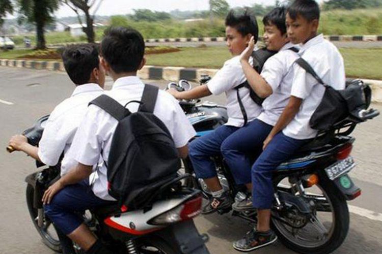 Cara Orang Tua Mengajarkan Anak Mengenali Bahaya Saat Berkendara