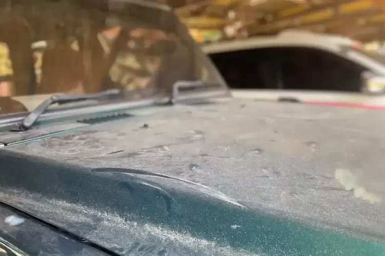Cara Benar Bersihkan Abu Vulkanik di Kaca Mobil, Jangan Pakai Wiper