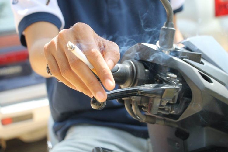 Sanksi Merokok Saat Berkendara Dinilai Kurang Efektif, Pencabutan SIM Bisa Dipertimbangkan
