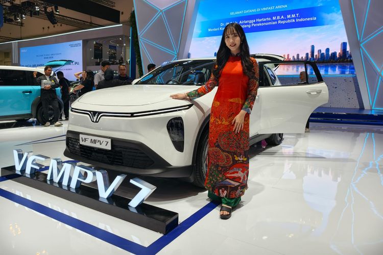 Anggun Berbalut Ao Dai, Usher VinFast di GIIAS 2026 Curi Perhatian