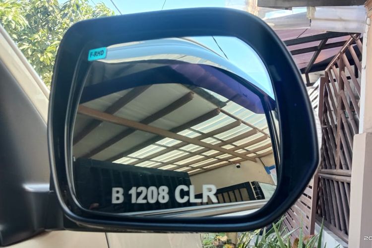Efek Buruk Sering Lipat Spion Mobil Secara Manual