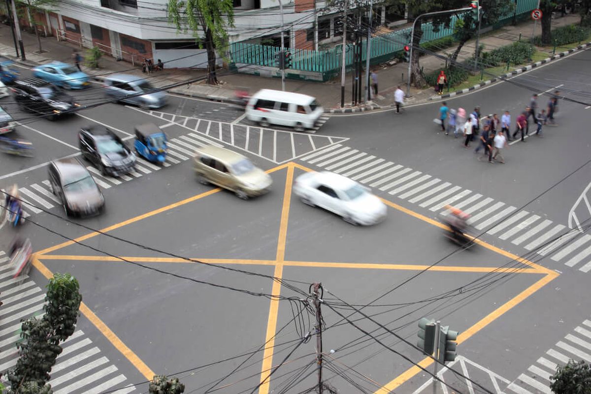 Apa Fungsi Marka Garis Kotak Kuning di Tengah Jalan?