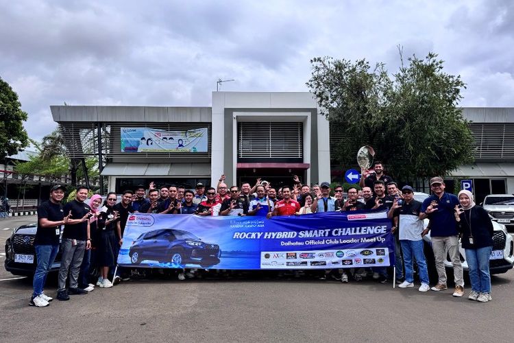 Daihatsu Uji Rocky Hybrid di Kemacetan Kota Bersama Komunitas