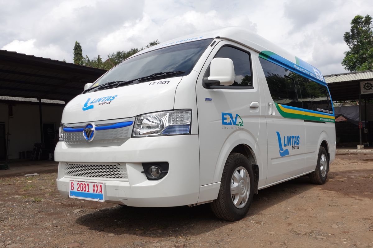 Lintas Shuttle Gunakan Mobil Listrik Foton eView di Bandung