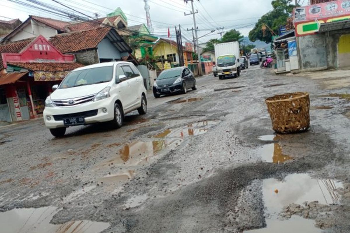 Cara Menghindari Kerusakan Kaki-Kaki Mobil di Jalan Jelek