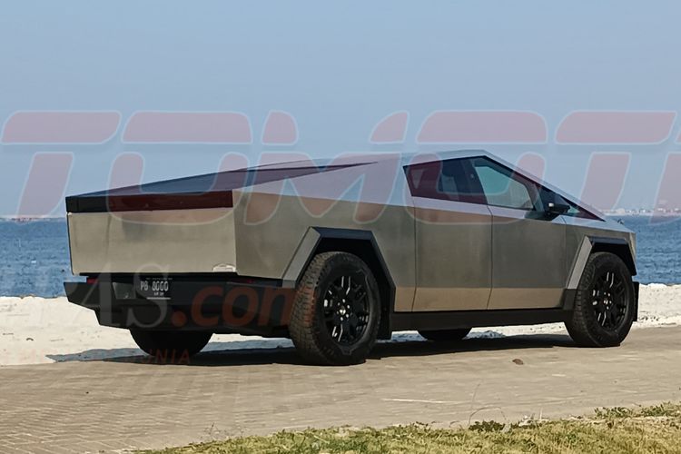 Ketika Bodi Tesla Cybertruck Dipoles, Malah Jadi Cermin