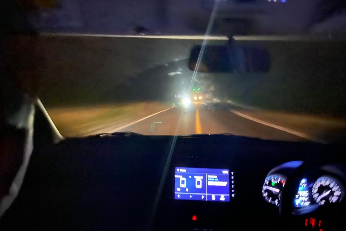 Cara Aman Menghadapi Silau Lampu Mobil Saat Berkendara Malam Hari