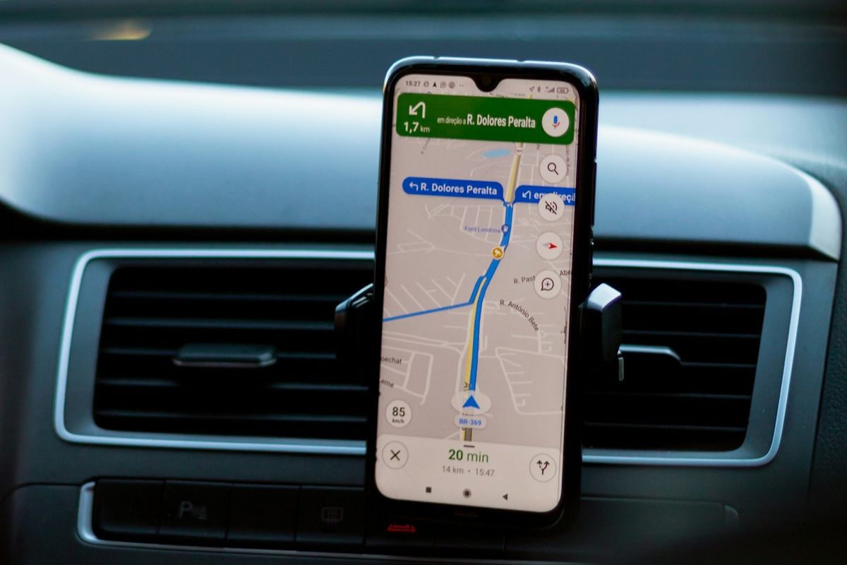 Kesalahan Umum Pengemudi: Menggunakan Maps Saat Berkendara