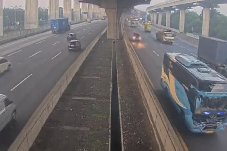 Jalan di Lajur Kanan Tol, Sopir Pikap Overload Tak Terima Ditilang
