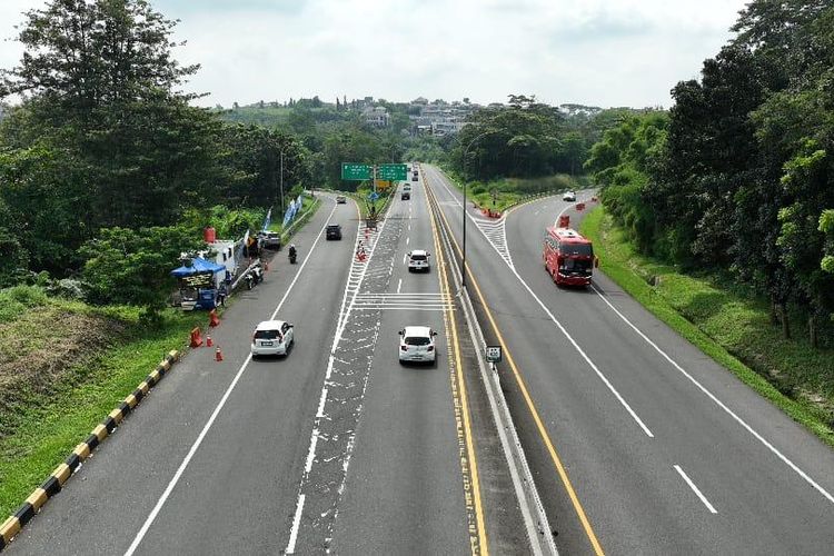 Ingat Lagi Fungsi Bahu Jalan Tol, Bukan untuk Menyalip Kendaraan