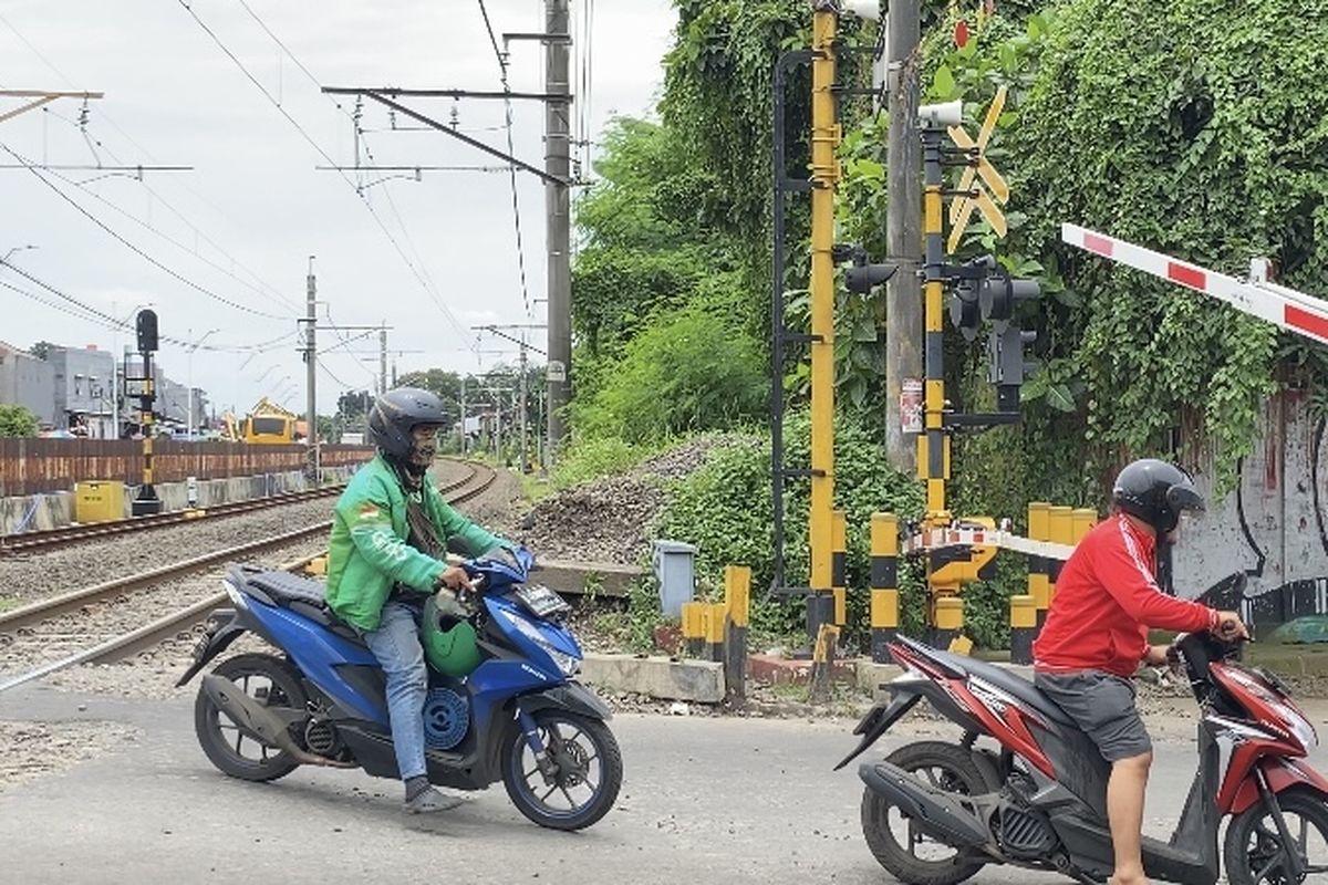 Bahaya Tersembunyi Motor Matik di Pelintasan Rel: Hindari Slip!