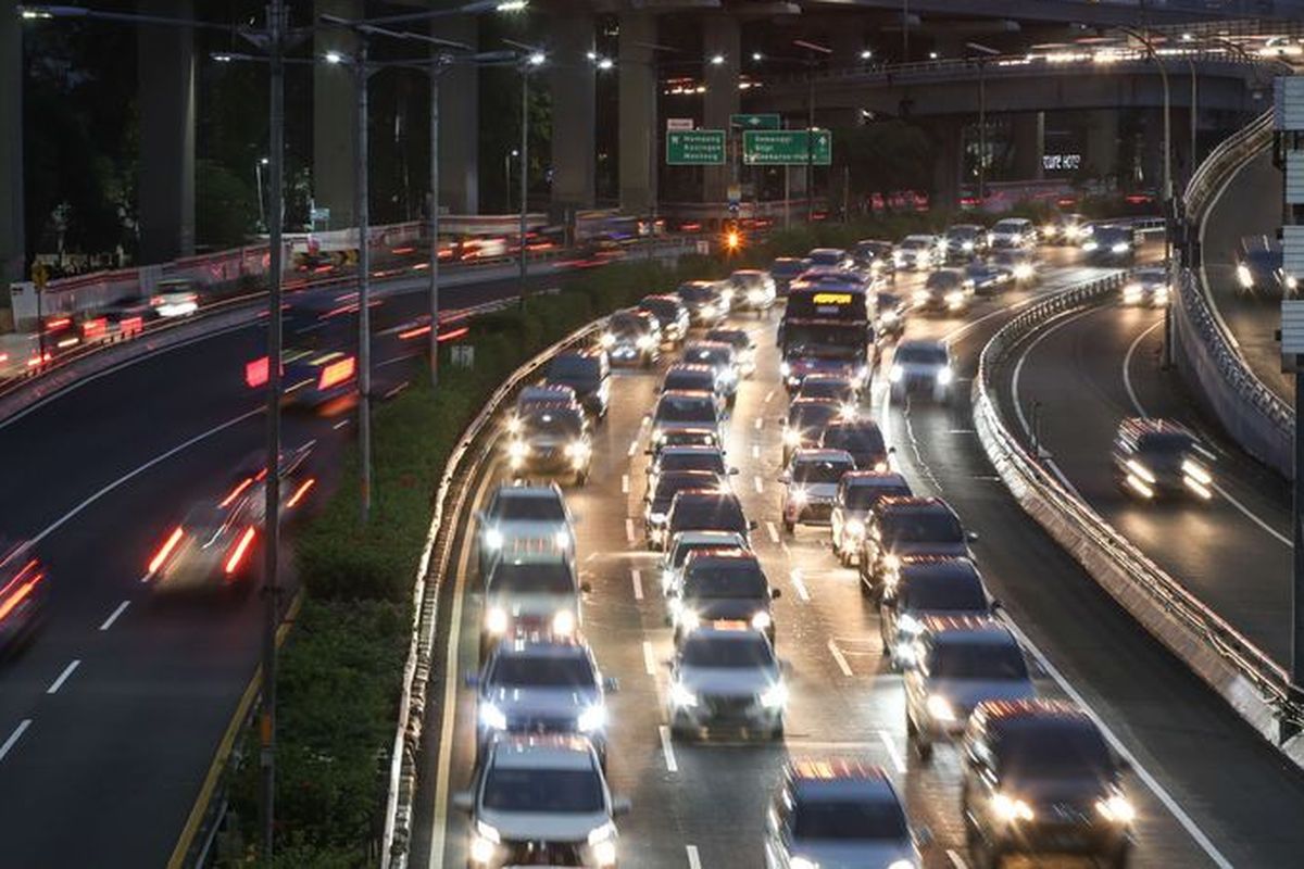 Bolehkah Menyalip dari Kiri di Jalan Tol? Ini Aturannya