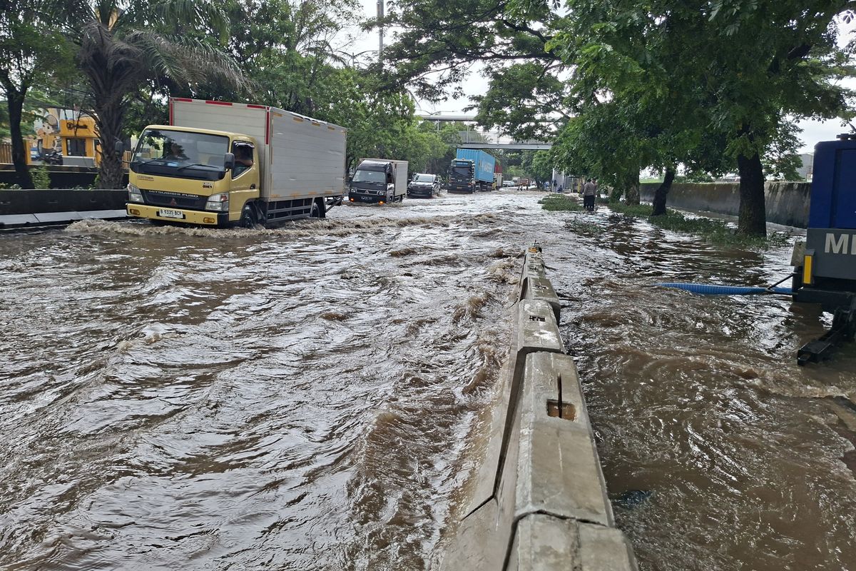 Begini Tanda Bahaya Saat Mobil Listrik Terjebak Banjir
