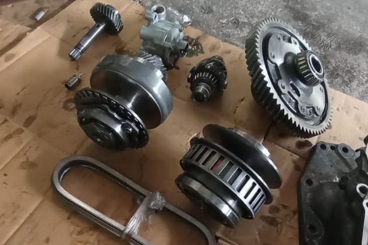 Posisi Tuas Transmisi CVT Mobil yang Benar Saat Berhenti di Lampu Merah