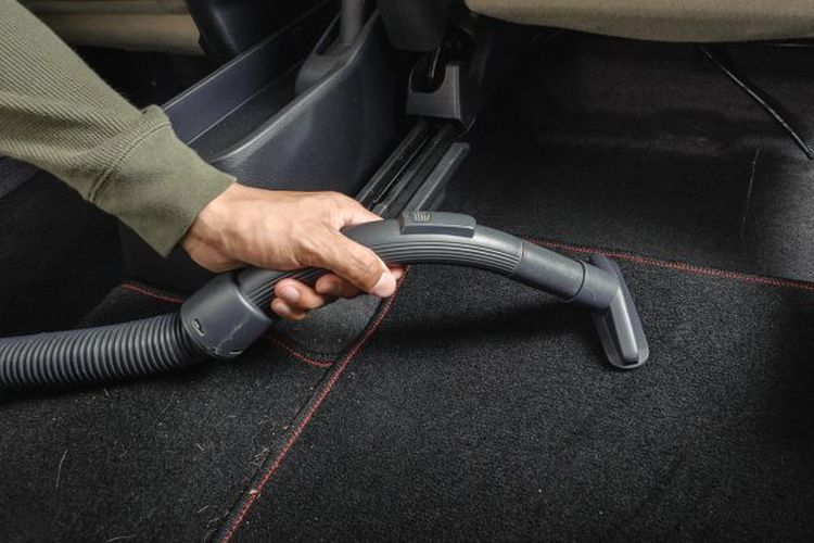 Mobil Terkena Gas Air Mata? Begini Cara Membersihkannya