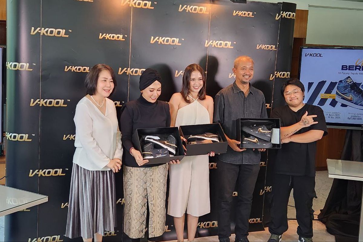 V-KOOL Gandeng Mr. Simply Luncurkan Sepatu Custom Edisi Terbatas