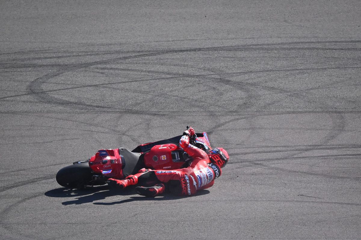 Live MotoGP Indonesia 2025: Marc Marquez dan Bezzecchi Tabrakan