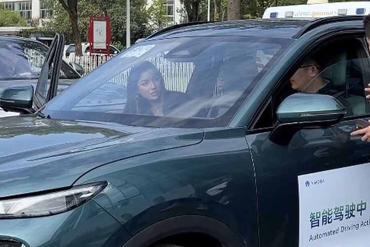 Sanly Liu Uji Coba Fitur Canggih Mobil Lepas L8