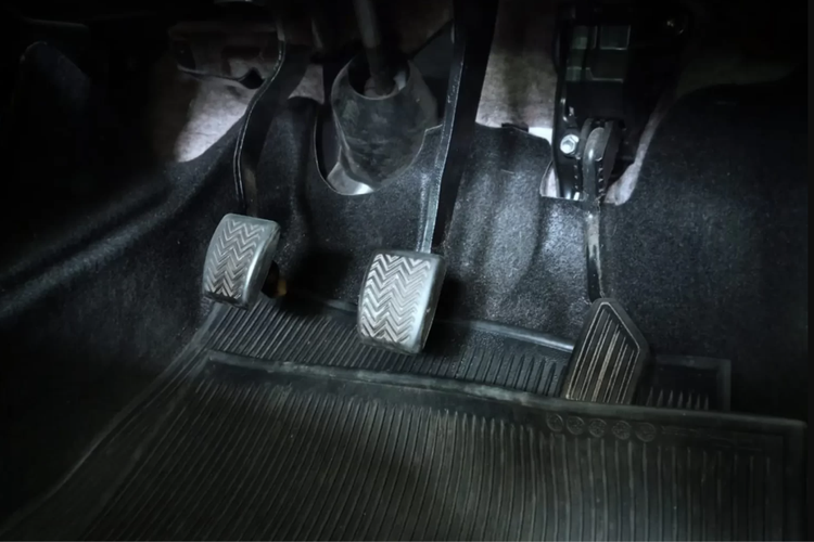 Tanda Kampas Kopling Mobil Sudah Minta Diganti Sebelum Mudik