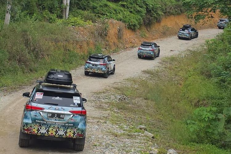 Komunitas Fortuner Unjuk Gigi di Medan Ekstrem Borneo