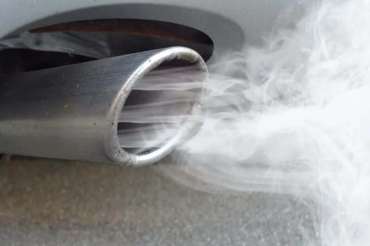 Cara Atasi Mobil yang Mengeluarkan Asap Putih Saat Perjalanan Mudik