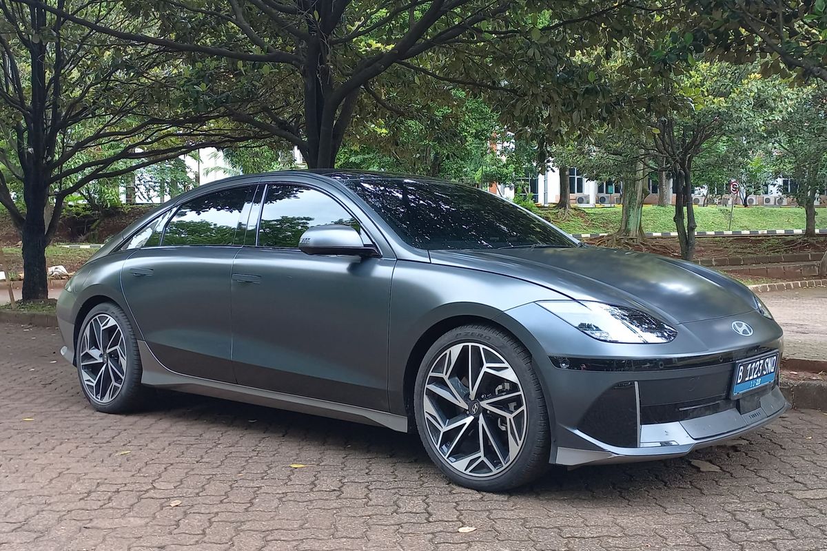 Mobil Listrik atau Hybrid Ditinggal Mudik, Perlukah Cabut Aki 12V?