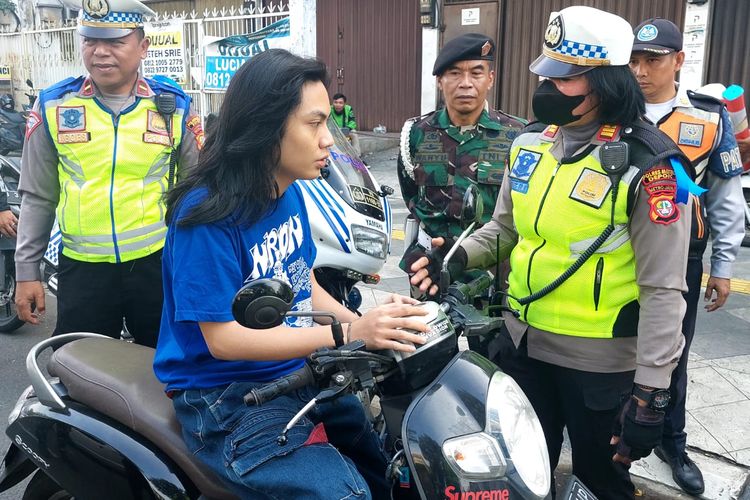 Dedi Mulyadi Tak Pakai Helm Saat Naik Motor Patwal, Ini Denda Tilangnya