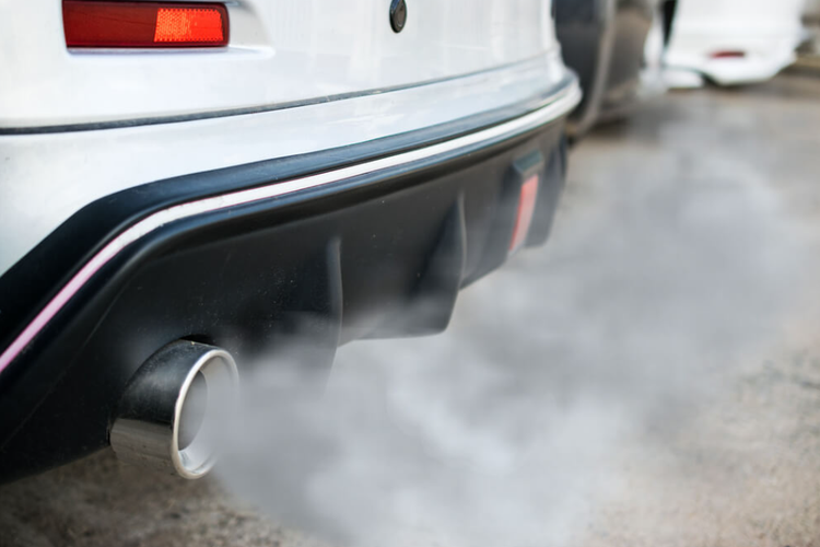 Sering Terjadi, Ini Penyebab Air Keluar dari Knalpot Mobil