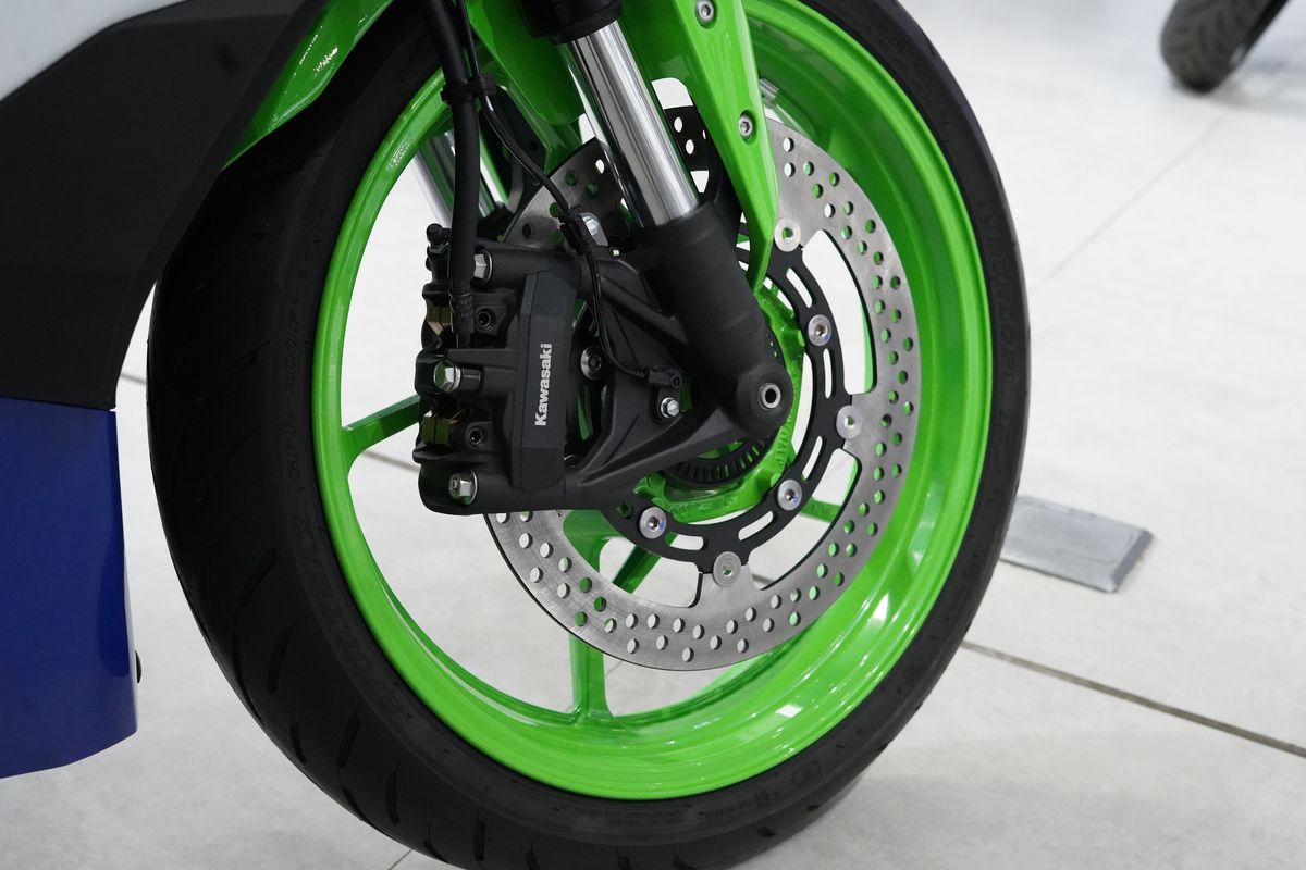 Kenapa Posisi Cakram Rem Motor Ada yang di Kanan atau Kiri?