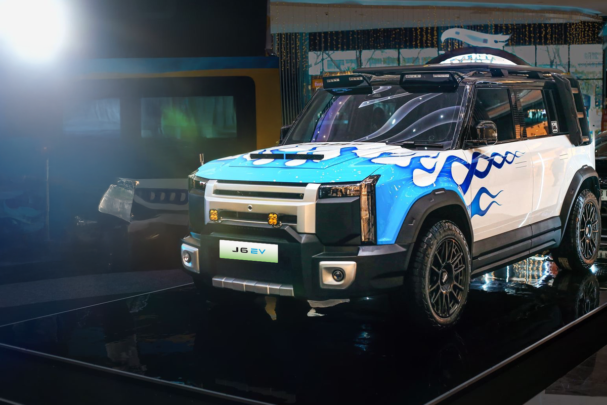 Ganteng, Modifikasi Chery J6 Pakai Motif Api
