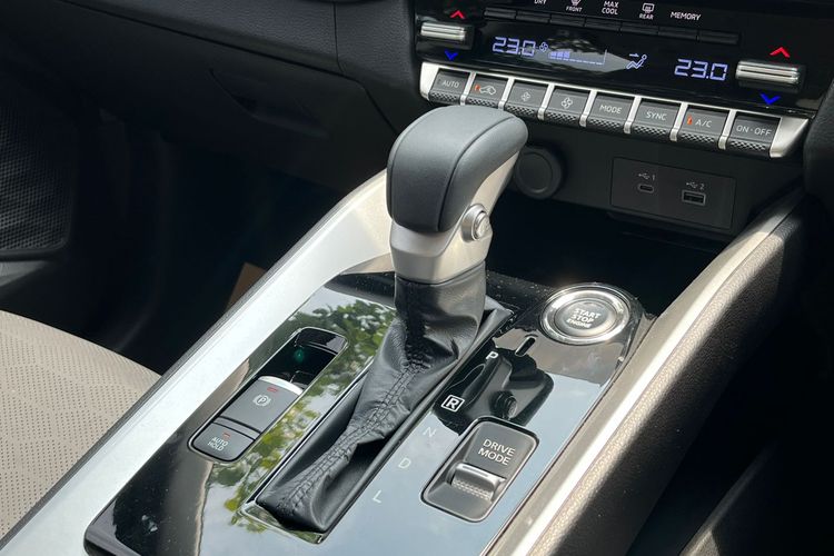 Benarkah Mobil Matik Tidak Disarankan Pakai Posisi D Saat Menanjak?
