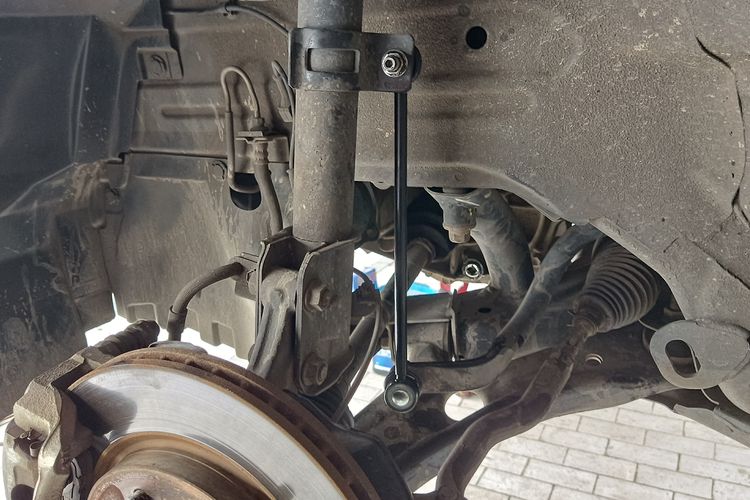 Efek Sering Parkir di Permukaan Miring, Stabilizer Mobil Bisa Kena