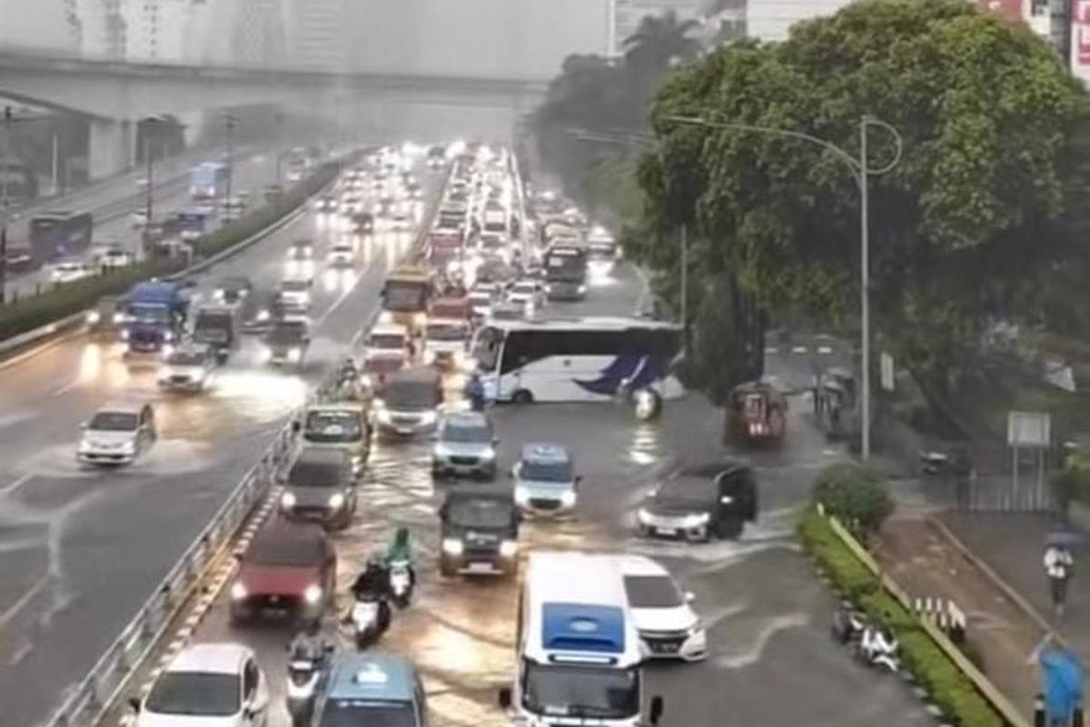 Waspada Banjir, Kenali Risiko Air Masuk ke Kabin Mobil