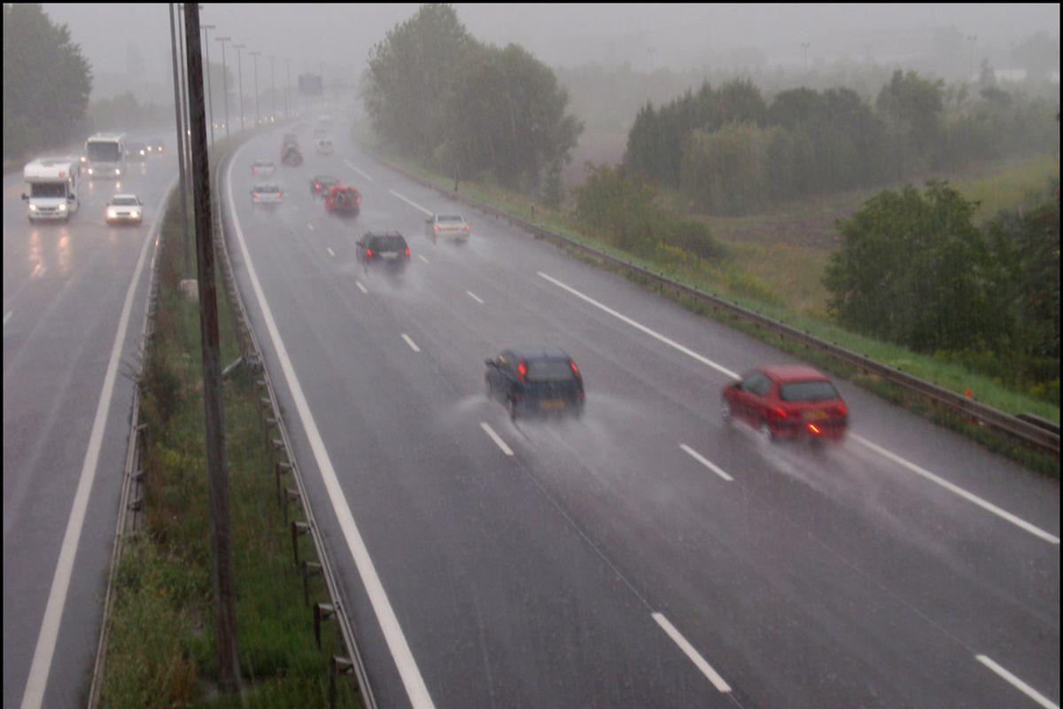 Jalan Tol Licin Saat Hujan, Ini Tips Aman Berkendara dari Ahli