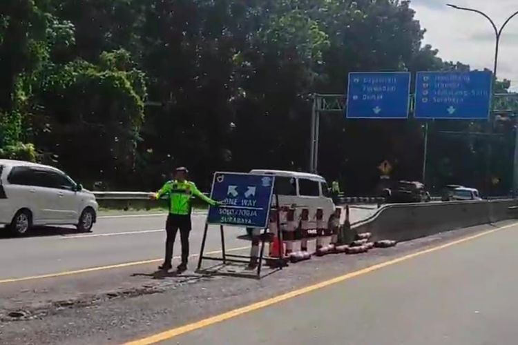 One Way Lokal Diterapkan di KM 442 Jalan Tol Semarang-Solo
