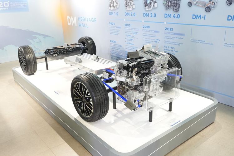 BYD Ikut Ramaikan Pasar Mobil Hybrid, Apa Menariknya M6 DM? (Video)