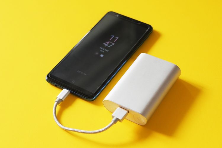 Kenapa Cas Power Bank di Bus Berisiko tapi HP Dinilai Aman?