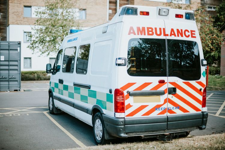 Ambulans Terhalang Mobil di Solo, Ini Kendaraan yang Wajib Diberi Prioritas di Jalan