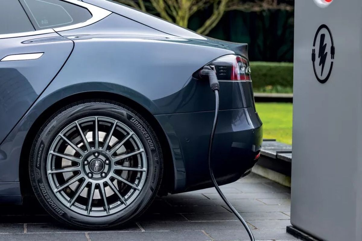 Apakah Torsi Instan pada EV Bikin Ban Lebih Cepat Aus?