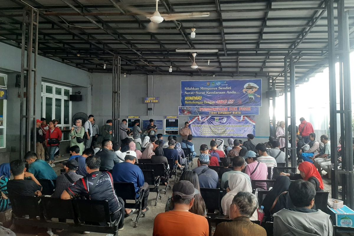 Ada Pemutihan, Warga Ramai-Ramai Bayar Pajak Tanpa Denda di Samsat Kota Bekasi