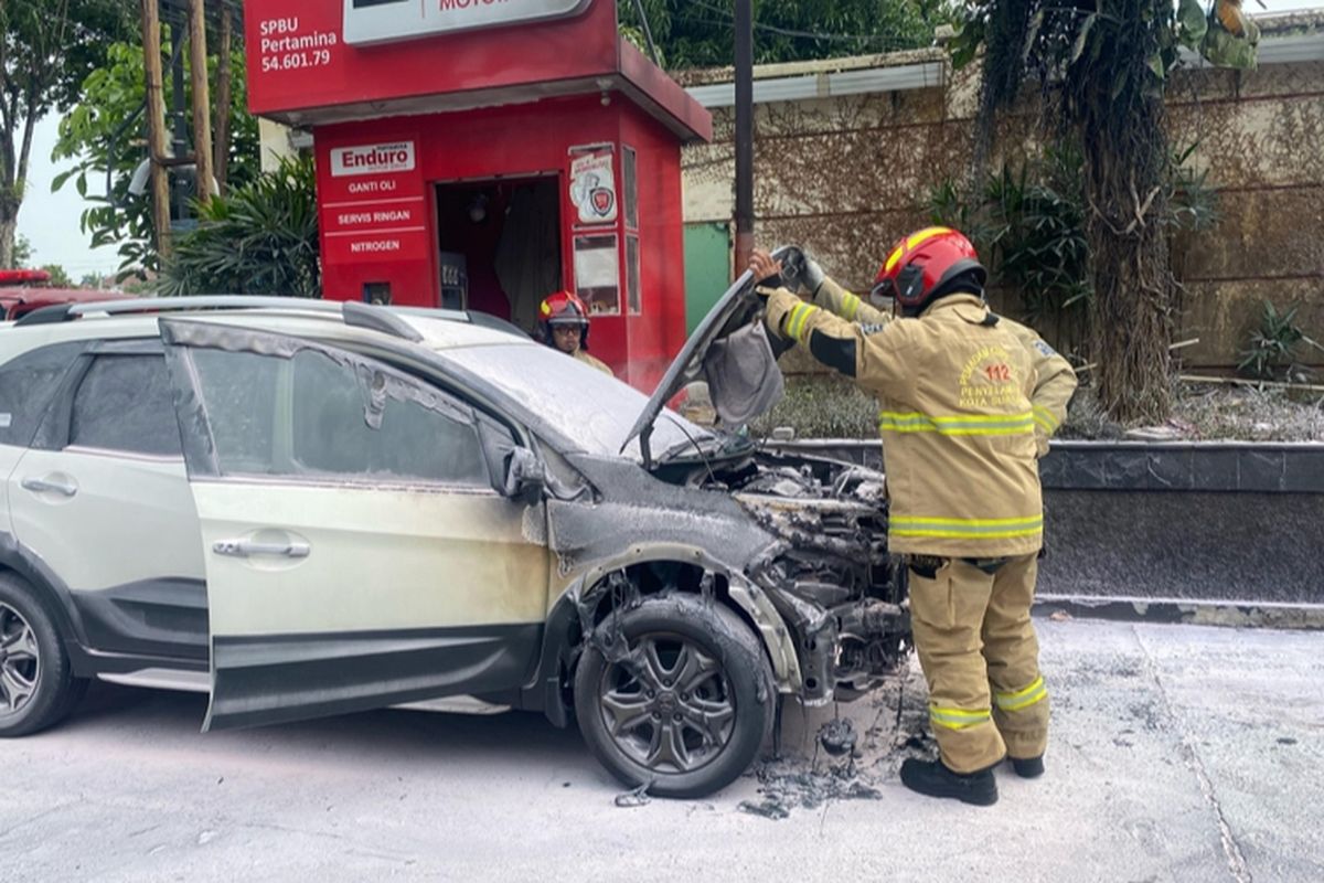Jangan Taruh Korek Api di Dasbor Mobil
