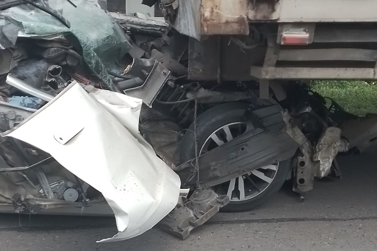 Honda Jazz Tabrak Truk Wing Box di Cipularang: Ingat Lagi Bahaya Bahu Jalan Tol