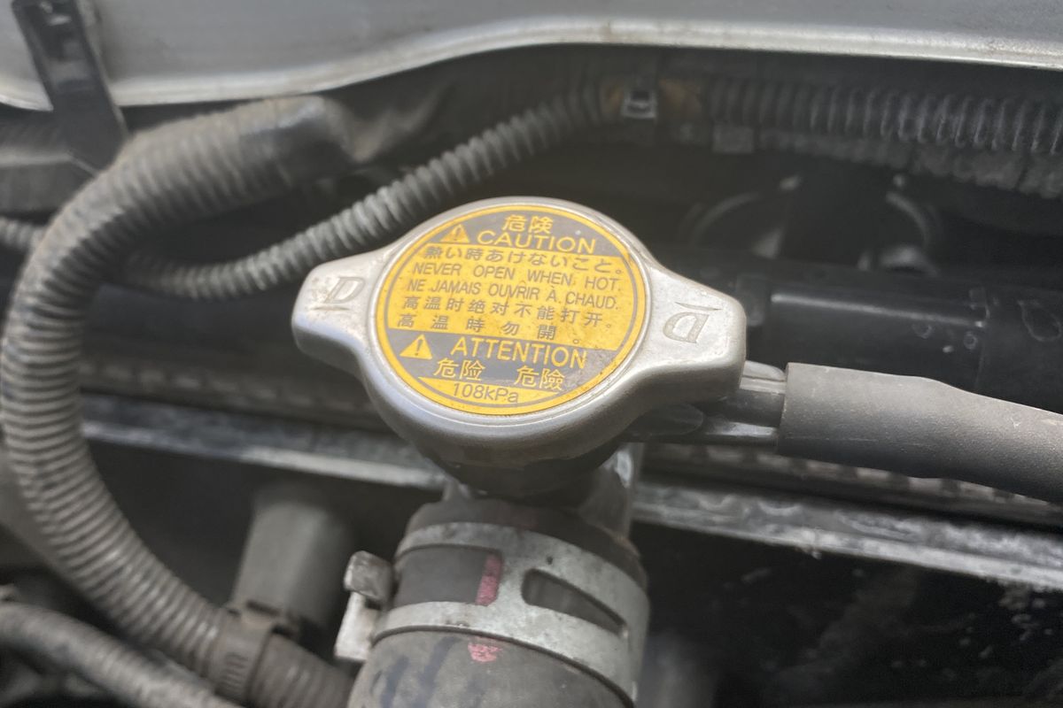 Cegah Overheat Mobil Bekas: Cek Tutup Radiator