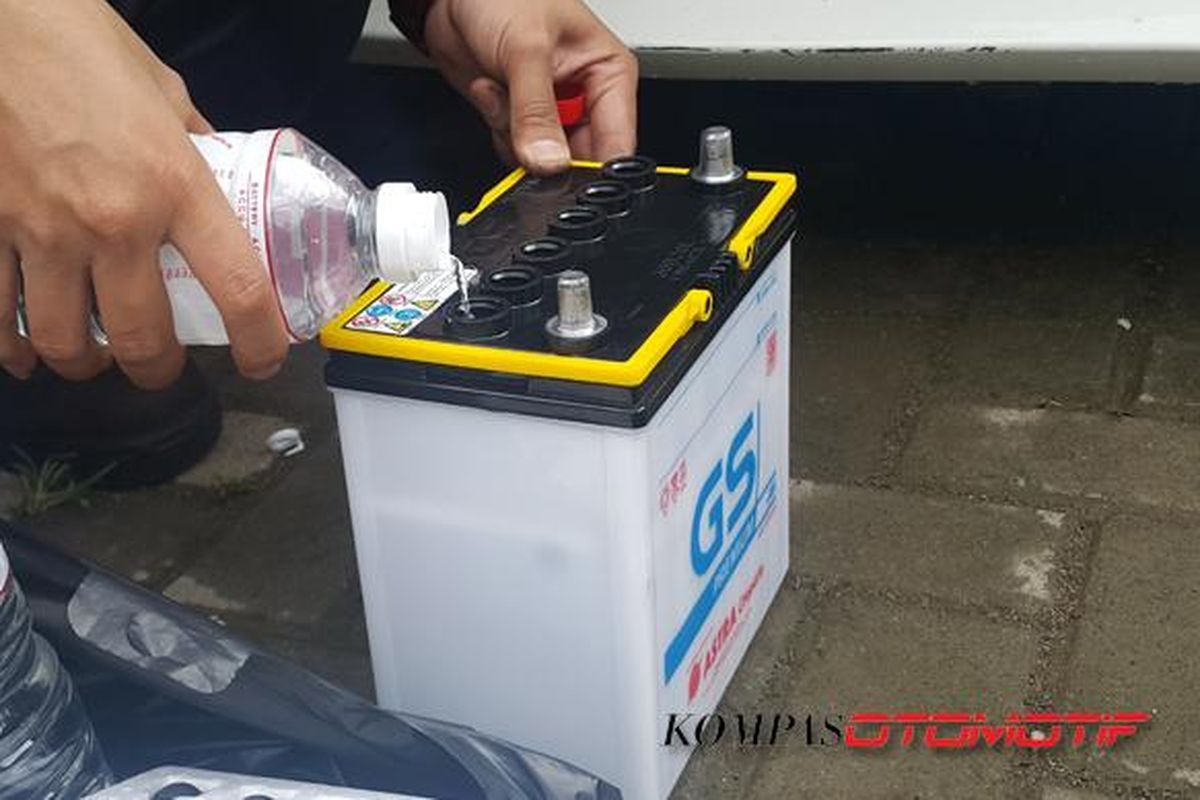 Jangan Abaikan Air Aki Mobil yang Berada di Level Low