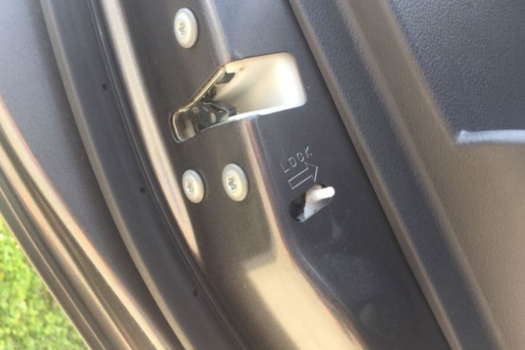 Penting, Pastikan Fitur Child Lock Tidak Aktif Saat Naik Taksi Online