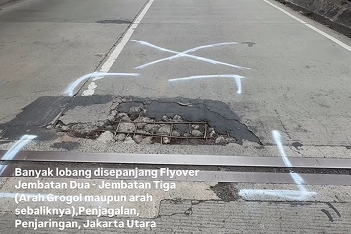 Ada Lubang Besar di Flyover Jembatan Dua/Tiga, Pengendara Harap Hati-hati