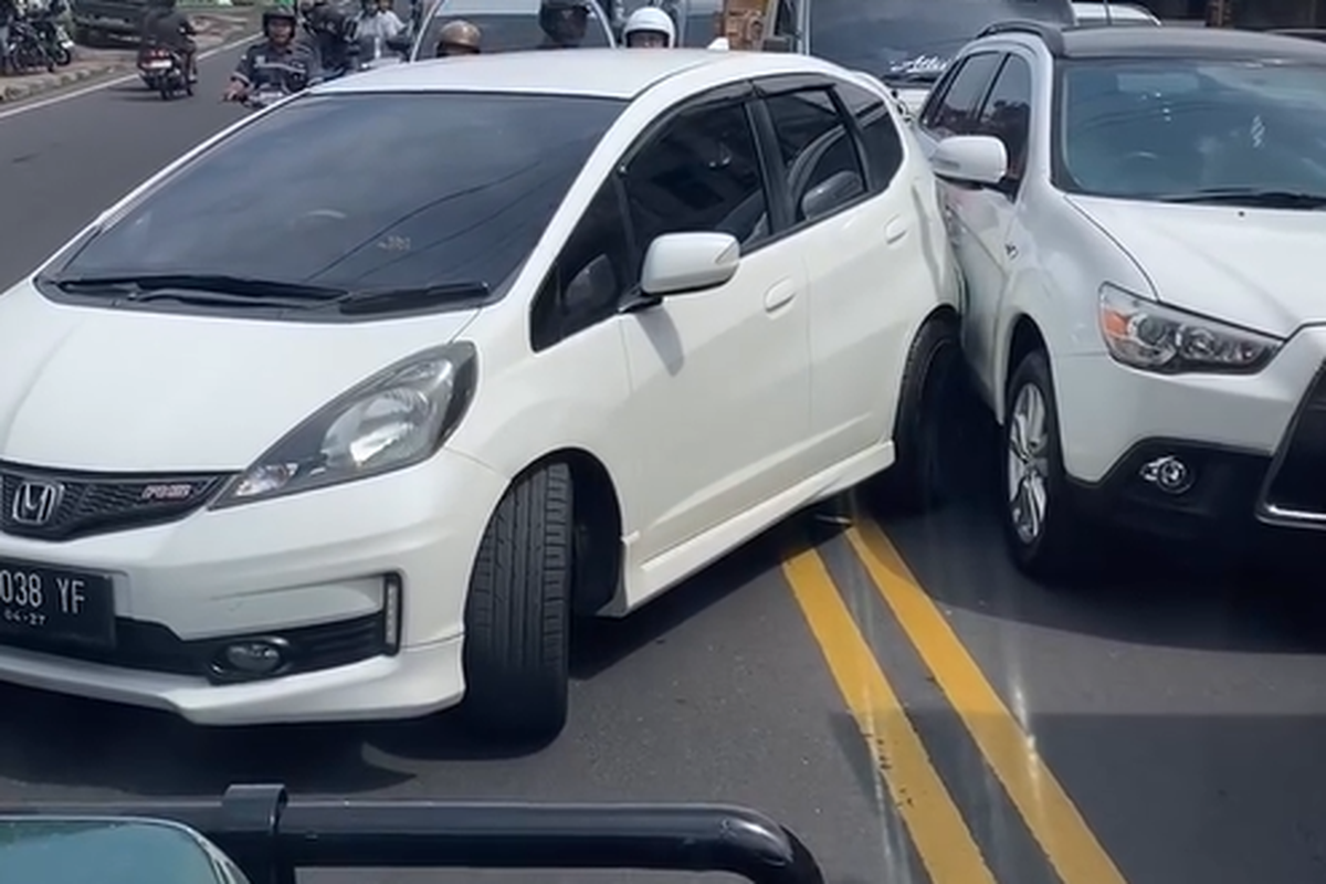 Viral Aksi Land Rover Dorong Paksa Mobil Lawan Arah di Denpasar